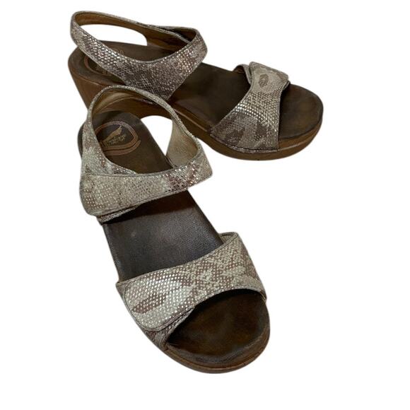 Dansko Sandals Women 37‎ US 6 Brown Gold Sonnet Snake Chunky Heel Comfort - Picture 1 of 8
